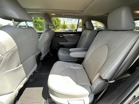Used 2024 Toyota Highlander Platinum AWD/4WD image 27