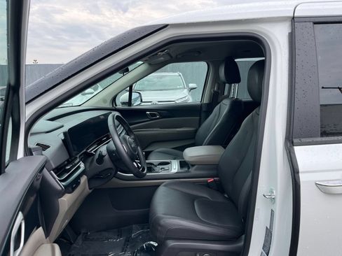 Used 2026 Kia Carnival FWD image 28