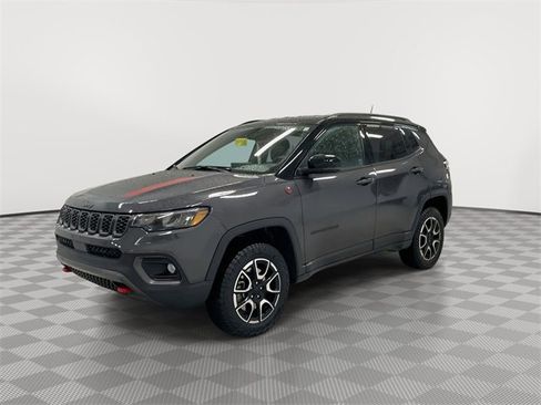 Used 2024 Jeep Compass Trailhawk image 5