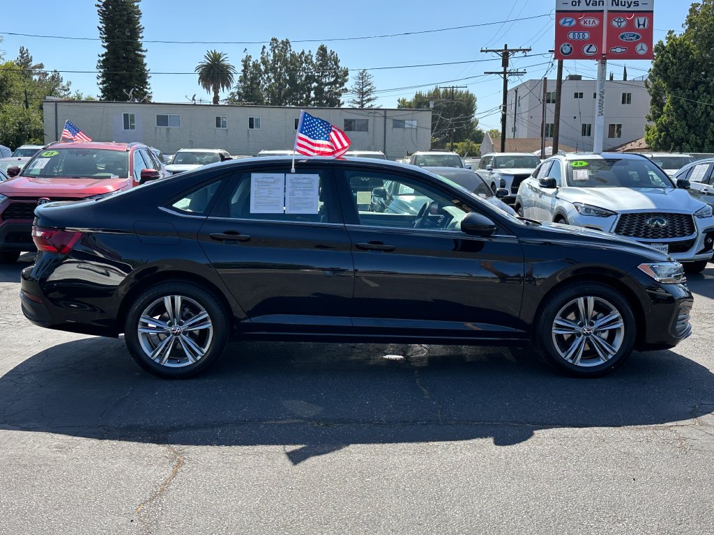 Used 2024 Volkswagen Jetta SE FWD image 9