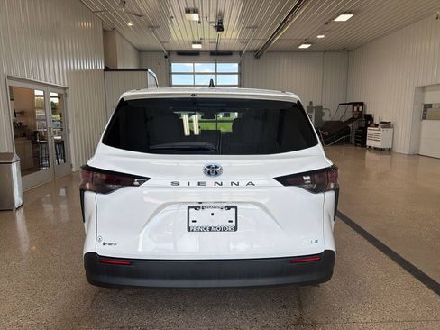 Used 2025 Toyota Sienna LE FWD image 4
