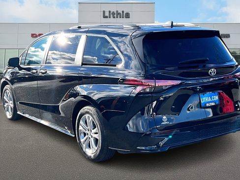 Used 2022 Toyota Sienna XSE image 4