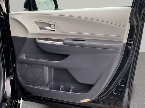 Certified 2022 Toyota Sienna XLE image 28