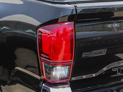 Used 2018 Toyota Tacoma SR5 RWD image 9