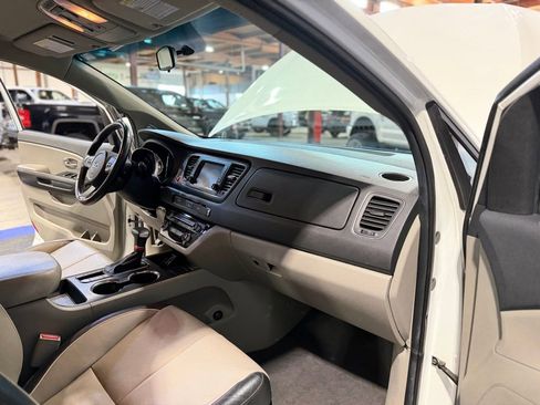Used 2021 Kia Sedona EX image 16
