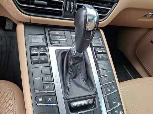 Used 2021 Porsche Macan w/ Premium Package Plus AWD/4WD image 22