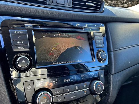 Used 2018 Nissan Rogue SV image 19