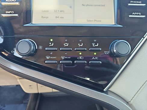 Used 2018 Toyota Camry LE image 22