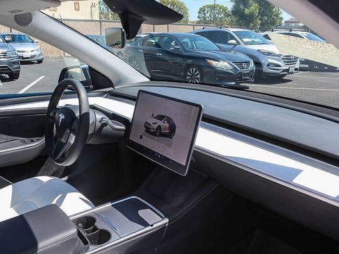 Used 2023 Tesla Model Y Long Range image 18