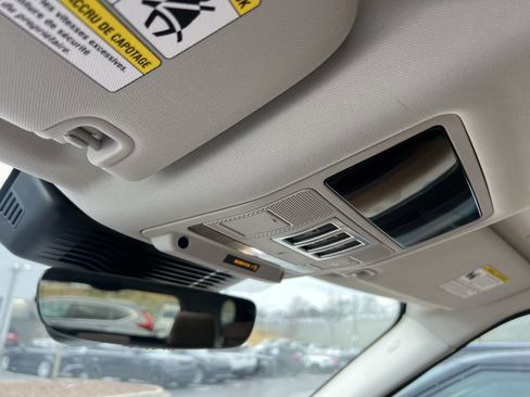 Used 2025 Land Rover Discovery Metropolitan Edition image 24