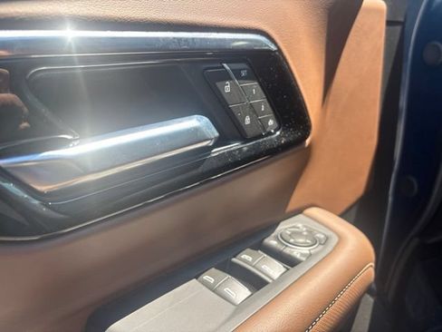 Used 2025 Chevrolet Tahoe High Country AWD/4WD image 16