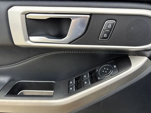 Used 2022 Ford Explorer XLT image 16