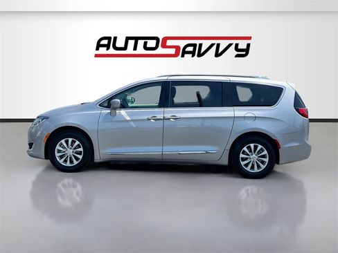 Used 2018 Chrysler Pacifica Touring-L image 4