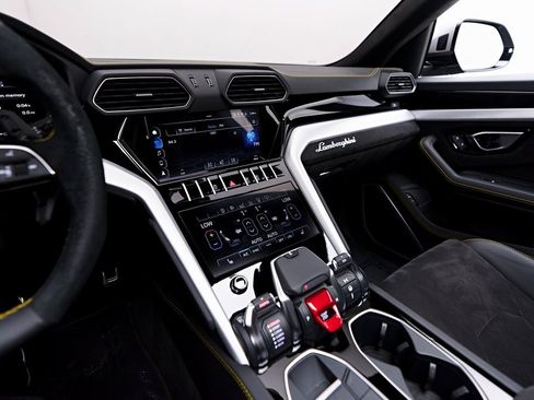 Used 2021 Lamborghini Urus image 69