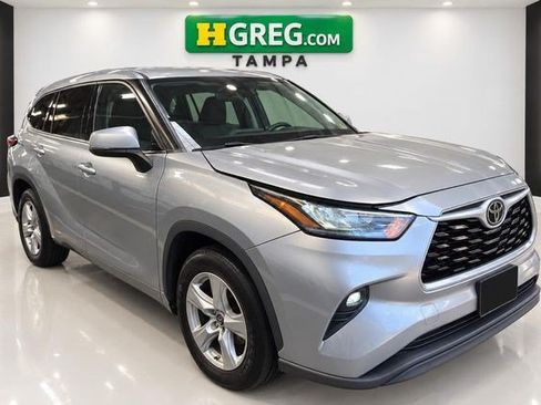 Used 2020 Toyota Highlander LE FWD image 4