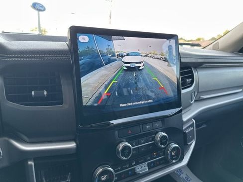 Used 2023 Ford Expedition Max XLT image 3