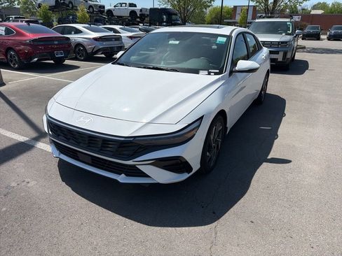 Used 2025 Hyundai Elantra Limited image 2