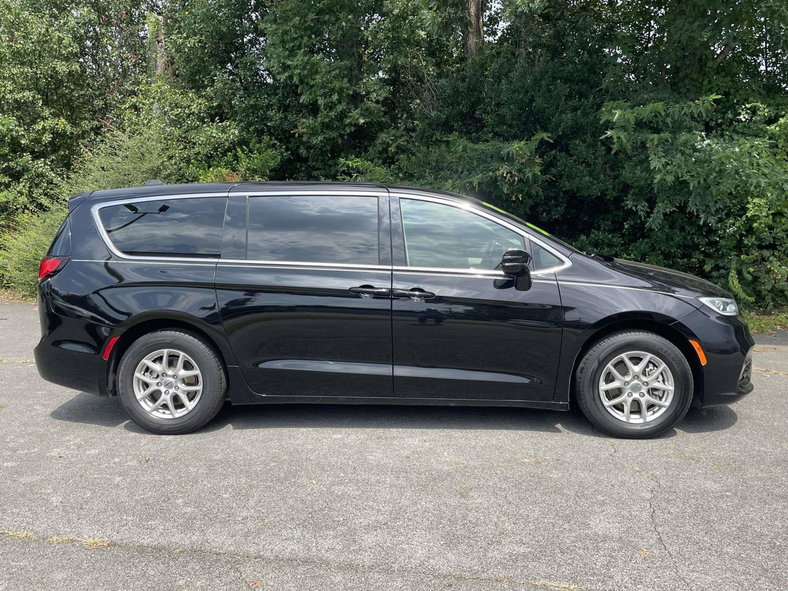 Used 2024 Chrysler Pacifica Touring-L FWD image 2