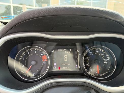 Used 2018 Jeep Cherokee Latitude Plus FWD image 4