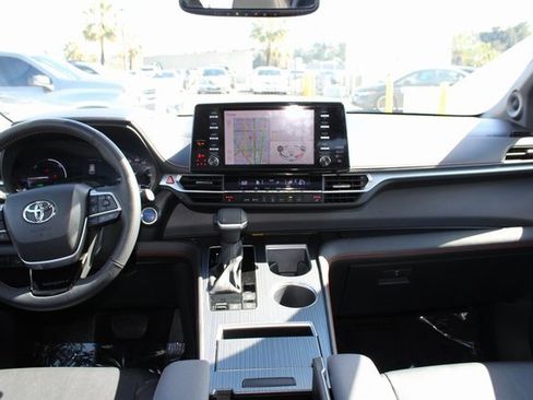 Used 2023 Toyota Sienna XSE w/ XSE Plus Package image 11