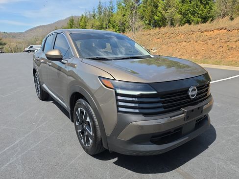 Used 2025 Nissan Kicks SV image 3