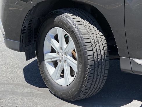 Used 2012 Toyota Highlander SE w/ Tow Pkg AWD/4WD image 16