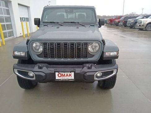 Used 2025 Jeep Gladiator Sport w/ Premium Package image 8
