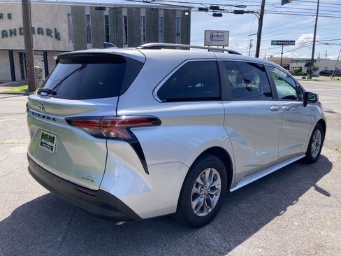 Used 2021 Toyota Sienna XLE w/ XLE Plus Package FWD image 3
