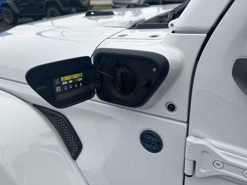 Used 2024 Jeep Wrangler Unlimited w/ Convenience Group AWD/4WD image 10