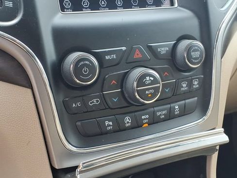 Used 2018 Jeep Grand Cherokee Laredo AWD/4WD image 6