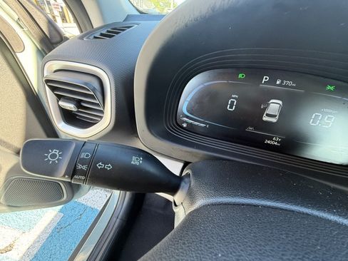Used 2025 Hyundai Venue SEL FWD image 22