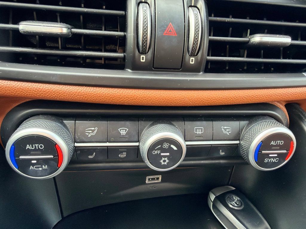 Used 2017 Alfa Romeo Giulia AWD image 14