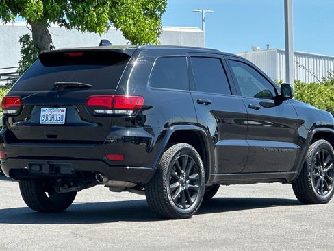 Certified 2022 Jeep Grand Cherokee Laredo X AWD/4WD image 4