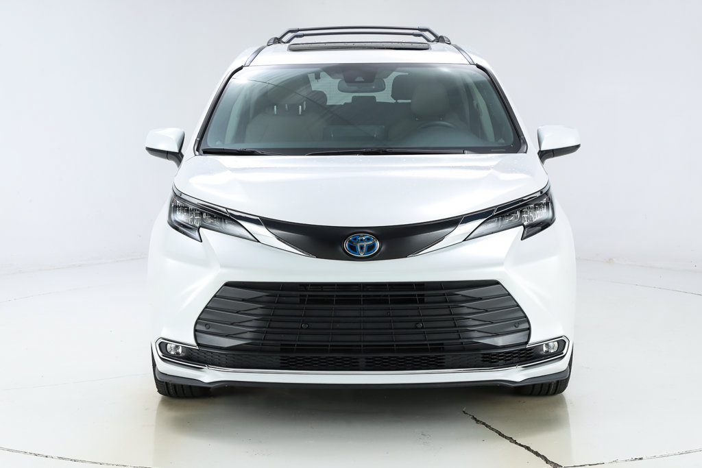 Used 2024 Toyota Sienna XLE w/ XLE Plus Package AWD/4WD image 31