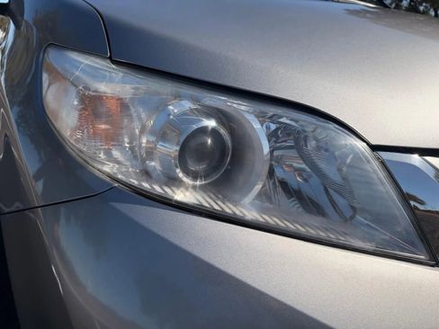 Used 2017 Toyota Sienna LE image 11