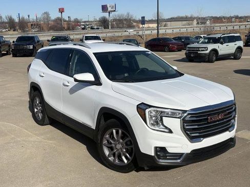 Used 2023 GMC Terrain SLT image 2