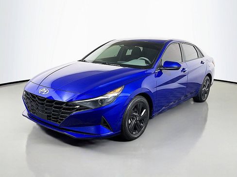 Used 2022 Hyundai Elantra SEL w/ Convenience Package image 3