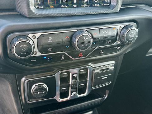 Used 2022 Jeep Wrangler Unlimited Sahara image 16