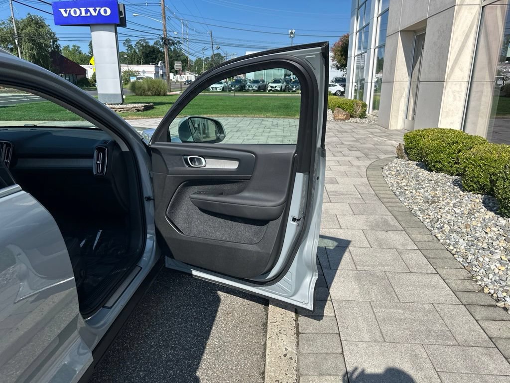 Certified 2025 Volvo XC40 B5 Plus AWD/4WD image 17