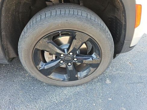 Used 2023 Jeep Grand Cherokee L Limited w/ Black Appearance Package image 10