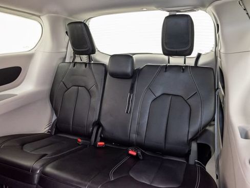 Used 2024 Chrysler Pacifica Touring-L FWD image 26