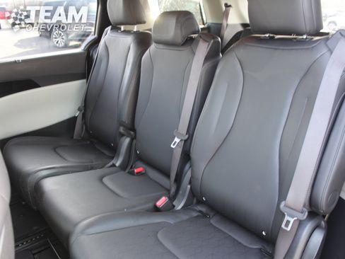 Used 2024 Kia Carnival EX image 21