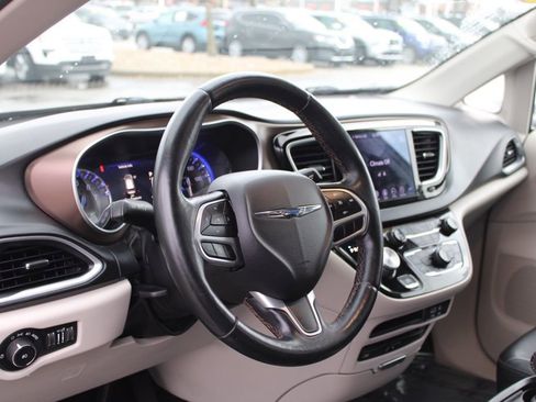 Used 2018 Chrysler Pacifica Touring-L Plus image 18