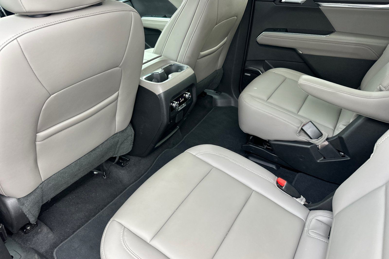 Used 2026 GMC Acadia Elevation w/ Elevation Premium Package FWD image 14