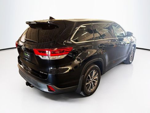Used 2017 Toyota Highlander XLE w/ Carpet Mat Package AWD/4WD image 9