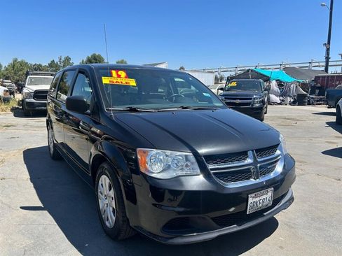 Used 2019 Dodge Grand Caravan SE w/ UConnect Hands-Free Group FWD image 3