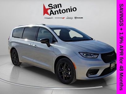 New 2026 Chrysler Pacifica Select w/ S Appearance Package