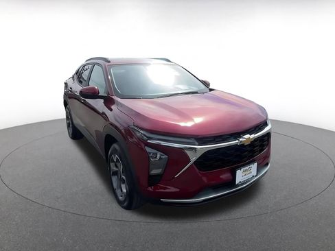 Used 2025 Chevrolet Trax LT w/ LT Convenience Package image 3