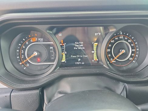 Used 2025 Jeep Wrangler Unlimited Sahara AWD/4WD image 21