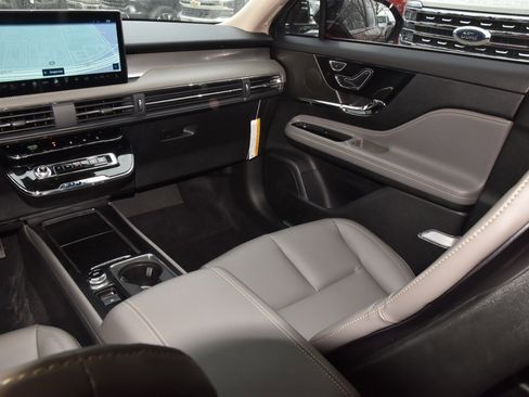 New 2026 Lincoln Corsair Premiere image 17